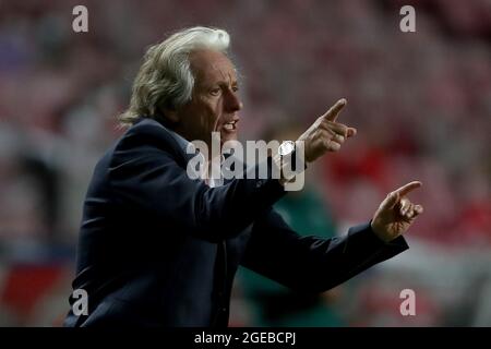 Lissabon, Portugal. August 2021. Benficas Cheftrainer Jorge Jesus deutet während des ersten Fußballspiels der UEFA Champions League zwischen SL Benfica und PSV Eindhoven am 18. August 2021 im Luz-Stadion in Lissabon, Portugal. (Bild: © Pedro Fiuza/ZUMA Press Wire) Stockfoto