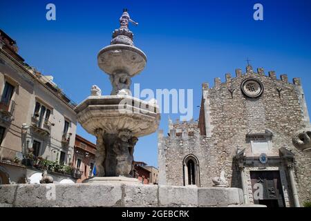 Blick auf den antiken Dom bizarren Ursprungs in Taormina auf Sizilien Stockfoto