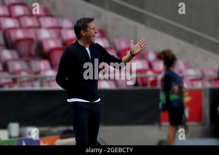 Lissabon, Portugal. August 2021. Der Cheftrainer des PSV Eindhoven, Roger Schmidt, zeigt sich während des UEFA Champions League-Play-off-Fußballspiels der ersten Etappe zwischen SL Benfica und PSV Eindhoven am 18. August 2021 im Luz-Stadion in Lissabon, Portugal. (Bild: © Pedro Fiuza/ZUMA Press Wire) Stockfoto