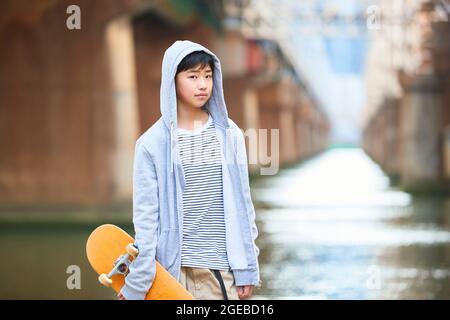 Japanischer Junge in der Innenstadt Stockfoto