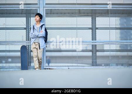 Japanischer Junge in der Innenstadt Stockfoto