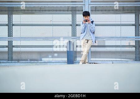 Japanischer Junge in der Innenstadt Stockfoto