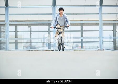 Japanischer Junge in der Innenstadt Stockfoto