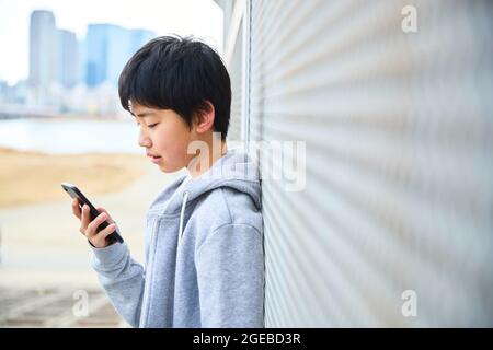 Japanischer Junge in der Innenstadt Stockfoto