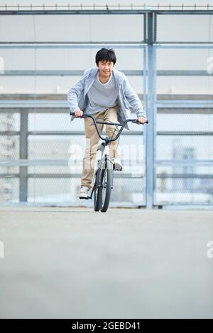 Japanischer Junge in der Innenstadt Stockfoto