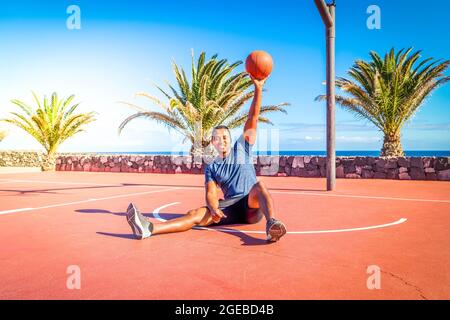 Afro-Spieler im Basketball Stockfoto