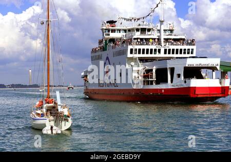 Red Funnel überfüllte Fähre von East Cowes, Isle of Wight auf dem Weg über den Solent nach Southampton, Hampshire, England Stockfoto