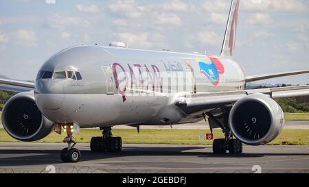 Qatar Airways Boeing 777-300ER am Flughafen Manchester. Stockfoto