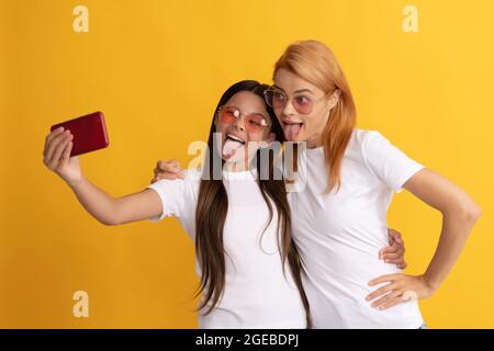 Glückliche Familie mit Spaß Mutter und Kind machen Selfie auf dem Smartphone, Kindheit Stockfoto