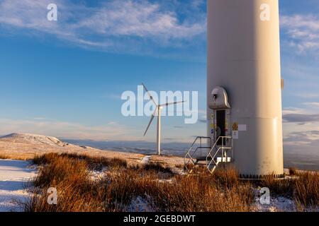 Windturbinen auf der Oberseite Scout moor Nordwesten Englands ein schneereicher Wintertag Stockfoto