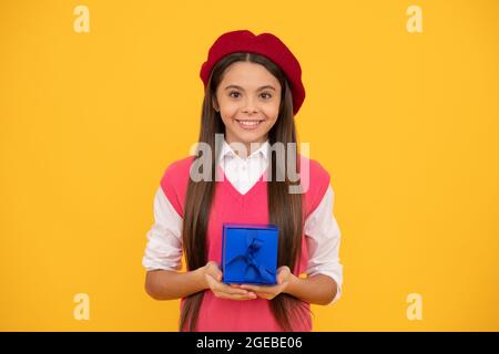 Tween und Jugend. Kaufen Sie ein Geschenk. Gutes Angebot. Happy french teen girl halten Geschenkbox. Stockfoto