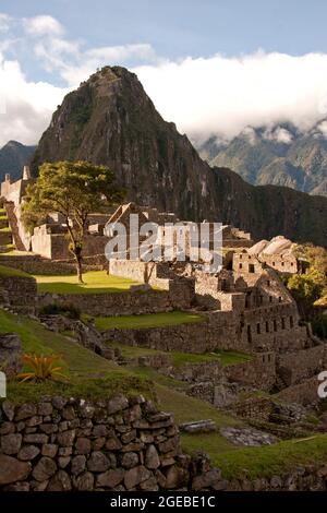 Machu Picchu Portrait mit Berg Stockfoto
