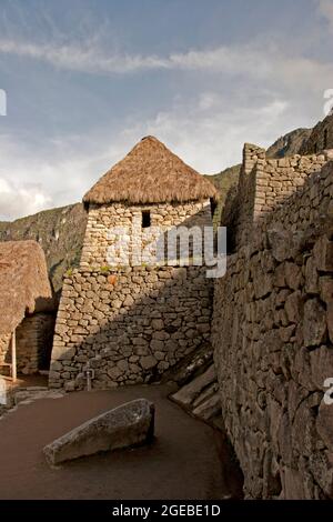Machu Picchu Steinhaus und Steinmauern mit Treppe Stockfoto