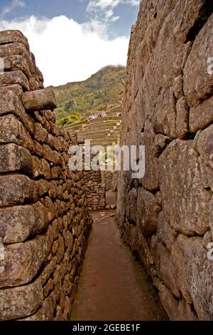 Machu Picchu Gehweg mit Steinmauern Entfernung zur Hauptstadt Stockfoto