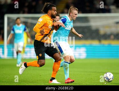 Louie Sibley von Derby County (rechts) wird von Tom Huddlestone von Hull City während des Sky Bet Championship-Spiels im MKM Stadium, Hull, angegangen. Bilddatum: Mittwoch, 18. August 2021. Stockfoto