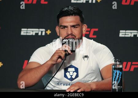 LAS VEGAS, NV - 18. AUGUST: Kelvin Gastelum interagiert während des UFC Vegas 34: Cannonier gegen Gastelum Media Day bei der UFC Apex am 18. August 2021 in Las Vegas, Nevada, USA. (Foto von Diego Ribas/PxImages) Credit: Px Images/Alamy Live News Stockfoto