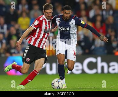 West Bromwich, England, 18. August 2021. Chris Basham von Sheffield Utd fordert Karlan Grant von West Bromwich Albion während des Sky Bet Championship-Spiels auf den Hawthorns, West Bromwich, heraus. Bildnachweis sollte lauten: Simon Bellis / Sportimage Kredit: Sportimage/Alamy Live News Kredit: Sportimage/Alamy Live News Stockfoto