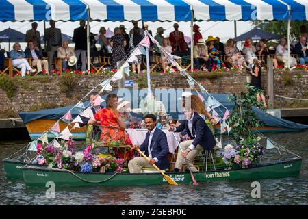 Henley-upon-Thames, Oxfordshire, Großbritannien. Die Henley Royal Regatta, Covid, passte die Rennen mit traditionellen Vorläufen an und führte zum großen Finale am Sonntag im August Stockfoto