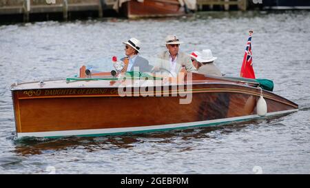 Henley-upon-Thames, Oxfordshire, Großbritannien. Die Henley Royal Regatta, Covid, passte die Rennen mit traditionellen Vorläufen an und führte zum großen Finale am Sonntag im August Stockfoto