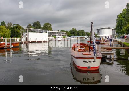 Henley-upon-Thames, Oxfordshire, Großbritannien. Die Henley Royal Regatta, Covid, passte die Rennen mit traditionellen Vorläufen an und führte zum großen Finale am Sonntag im August Stockfoto