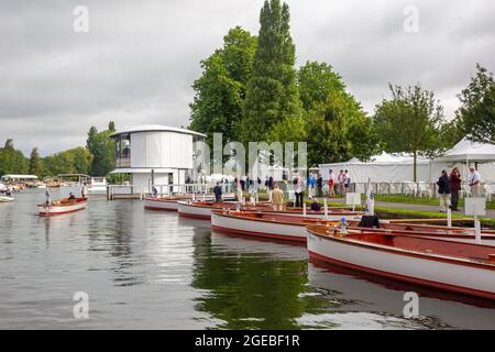 Henley-upon-Thames, Oxfordshire, Großbritannien. Die Henley Royal Regatta, Covid, passte die Rennen mit traditionellen Vorläufen an und führte zum großen Finale am Sonntag im August Stockfoto