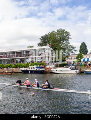 Henley-upon-Thames, Oxfordshire, Großbritannien. Die Henley Royal Regatta, Covid, passte die Rennen mit traditionellen Vorläufen an und führte zum großen Finale am Sonntag im August Stockfoto