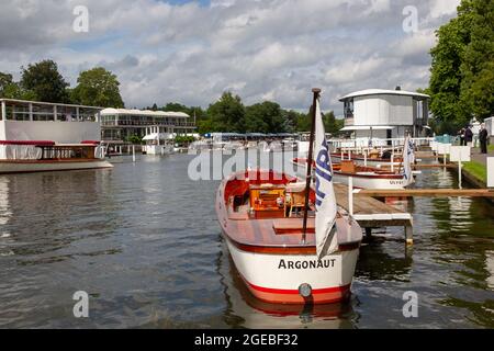 Henley-upon-Thames, Oxfordshire, Großbritannien. Die Henley Royal Regatta, Covid, passte die Rennen mit traditionellen Vorläufen an und führte zum großen Finale am Sonntag im August Stockfoto