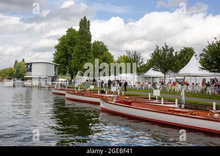 Henley-upon-Thames, Oxfordshire, Großbritannien. Die Henley Royal Regatta, Covid, passte die Rennen mit traditionellen Vorläufen an und führte zum großen Finale am Sonntag im August Stockfoto