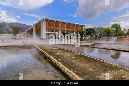 Dampfendes Thermalwasser in den Pools des Touristenkomplexes „Baños del Inca“ in der Nähe von cajamarca, Peru Stockfoto