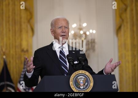 Der Präsident der Vereinigten Staaten, Joe Biden, hält am Mittwoch, den 18. August 2021, im Ostsaal des Weißen Hauses in Washington, DC, Bemerkungen zur COVID-19-Reaktion und zum Impfprogramm. Heute gab die Biden-Regierung bekannt, dass sich die US-Behörden ab der Woche vom 20. September darauf vorbereiten, allen in Frage kommenden Amerikanern, die den Pfizer- oder Moderna-Impfstoff erhalten haben, Auffrischungsimpfungen anzubieten. Quelle: Chris Kleponis/CNP /MediaPunch Stockfoto