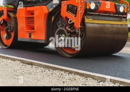 Straßenumbau. Schwere Vibration Straße Rollen Stapeln heißen Asphalt. Stockfoto