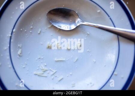 Fertigplatte Lebensmittel Pasta Nudeln mit Löffel Schreibweise das Wort Hilfe Stockfoto