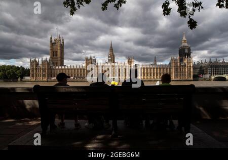 London, Großbritannien. August 2021. Das am 18. August 2021 aufgenommene Foto zeigt die Houses of Parliament in London, Großbritannien. Britische Gesetzgeber kritisierten am Mittwoch den Umgang von Premierminister Boris Johnson mit der Situation in Afghanistan während der Übernahme des Landes durch die Taliban. In einer Dringlichkeitssitzung des parlaments sagte Johnson den Abgeordneten, dass der Zusammenbruch der afghanischen Regierung schneller als erwartet geschehen sei, aber bestritt, dass seine Regierung „nicht vorbereitet sei oder dies nicht vorhergesehen habe“. Quelle: Han Yan/Xinhua/Alamy Live News Stockfoto