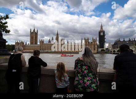 London, Großbritannien. August 2021. Das am 18. August 2021 aufgenommene Foto zeigt die Houses of Parliament in London, Großbritannien. Britische Gesetzgeber kritisierten am Mittwoch den Umgang von Premierminister Boris Johnson mit der Situation in Afghanistan während der Übernahme des Landes durch die Taliban. In einer Dringlichkeitssitzung des parlaments sagte Johnson den Abgeordneten, dass der Zusammenbruch der afghanischen Regierung schneller als erwartet geschehen sei, aber bestritt, dass seine Regierung „nicht vorbereitet sei oder dies nicht vorhergesehen habe“. Quelle: Han Yan/Xinhua/Alamy Live News Stockfoto