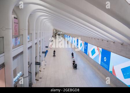 New York, NY, USA - 16. August 2021: Nur wenige Menschen besuchen das Einkaufs- und Verkehrsknotenpunkt Oculus in Lower Manhattan während der Ära Covid-19. Stockfoto