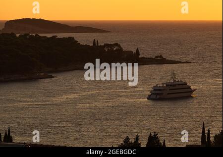 Eine der kleinen Buchten in Cavtat, Kroatien, badete im Abendlicht Stockfoto