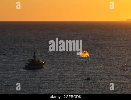 Eine der kleinen Buchten in Cavtat, Kroatien, badete im Abendlicht Stockfoto