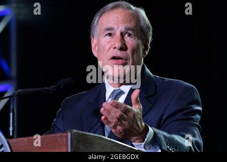 Der Gouverneur von Texas, Greg Abbott, spricht am 9. August 2021, acht Tage vor einem positiven COVID-19-Test am 17. August, ohne Maske vor einer Gruppe von Geschäftsführern aus Texas in Austin. Der Gouverneur, der täglich getestet wird, erhält eine Regeneron-Behandlung mit monoklonalen Antikörpern und weist keine gemeldeten Symptome auf. Stockfoto