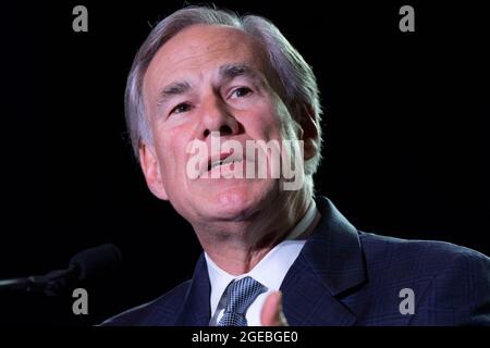 Der Gouverneur von Texas, Greg Abbott, spricht am 9. August 2021, acht Tage vor einem positiven COVID-19-Test am 17. August, ohne Maske vor einer Gruppe von Geschäftsführern aus Texas in Austin. Der Gouverneur, der täglich getestet wird, erhält eine Regeneron-Behandlung mit monoklonalen Antikörpern und weist keine gemeldeten Symptome auf. Stockfoto