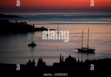 Eine der kleinen Buchten in Cavtat, Kroatien, badete im Abendlicht Stockfoto