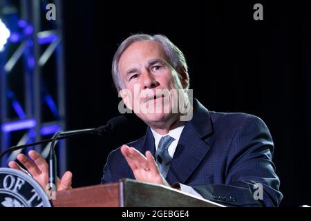 Der Gouverneur von Texas, Greg Abbott, spricht am 9. August 2021, acht Tage vor einem positiven COVID-19-Test am 17. August, ohne Maske vor einer Gruppe von Geschäftsführern aus Texas in Austin. Der Gouverneur, der täglich getestet wird, erhält eine Regeneron-Behandlung mit monoklonalen Antikörpern und weist keine gemeldeten Symptome auf. Stockfoto