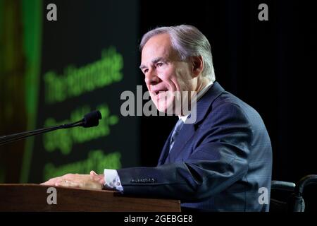 Der Gouverneur von Texas, Greg Abbott, spricht am 9. August 2021, acht Tage vor einem positiven COVID-19-Test am 17. August, ohne Maske vor einer Gruppe von Geschäftsführern aus Texas in Austin. Der Gouverneur, der täglich getestet wird, erhält eine Regeneron-Behandlung mit monoklonalen Antikörpern und weist keine gemeldeten Symptome auf. Stockfoto