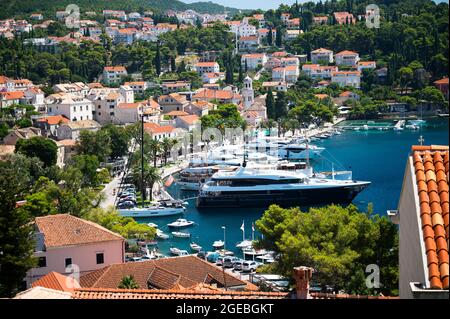 Luxusyachten in der wunderschönen Marina von Cavtat an der Adriaküste Kroatiens, von einem hohen Aussichtspunkt am Racic Mausoleum aus gesehen Stockfoto