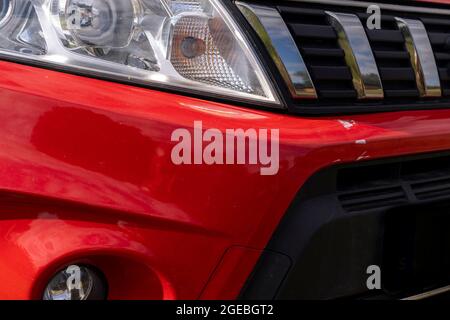 Rotes Auto mit beschädigter Farbe und Kratzern Stockfoto