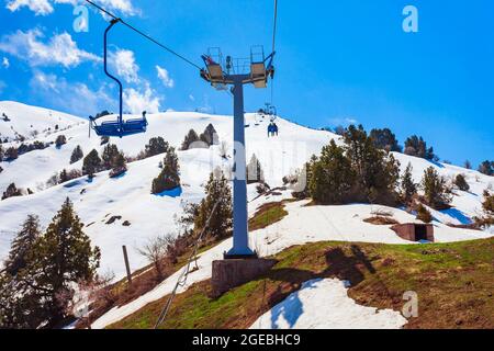 Seilbahn zum Berg Beldersay in der Region Chimgan in der Nähe der Stadt Taskent in Usbekistan im Frühjahr Stockfoto