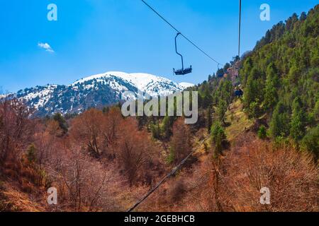 Seilbahn zum Berg Beldersay in der Region Chimgan in der Nähe der Stadt Taskent in Usbekistan im Frühjahr Stockfoto