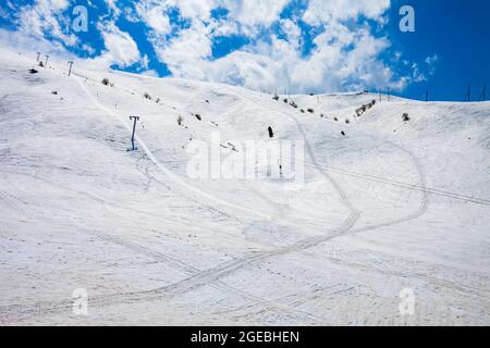 Skipiste am Beldersay-Berg in der Chimgan-Region des Tian Shan-Gebirges in der Nähe der Stadt Taskent in Usbekistan Stockfoto