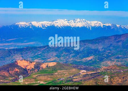 Chimgan im Tian Shan- oder Tengri Tagh-Gebirge in der Nähe der Stadt Taskent in Usbekistan in Zentralasien Stockfoto