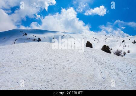 Skipiste am Beldersay-Berg in der Chimgan-Region des Tian Shan-Gebirges in der Nähe der Stadt Taskent in Usbekistan Stockfoto