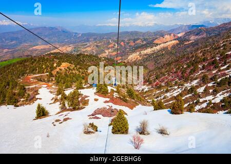 Seilbahn zum Berg Beldersay in der Region Chimgan in der Nähe der Stadt Taskent in Usbekistan im Frühjahr Stockfoto